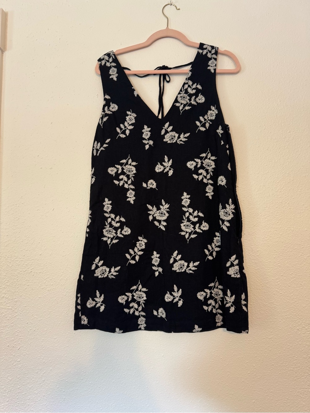 Abercrombie & Fitch Black Floral V-Neck Sleeveless Dress - Medium